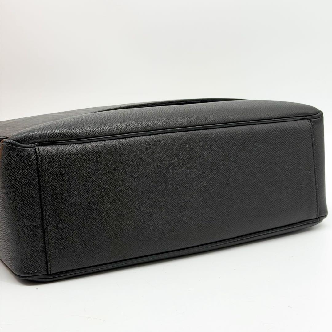 Louis Vuitton Roman GM Taiga Shoulder Bag Black 2-Way — view 6