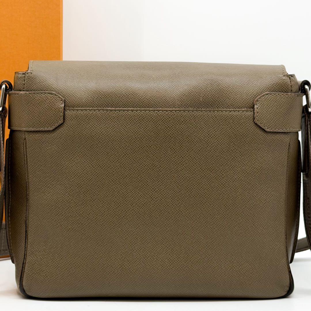 Louis Vuitton Roman PM Taiga Shoulder Bag Grizzly 2-Way Leather — view 3