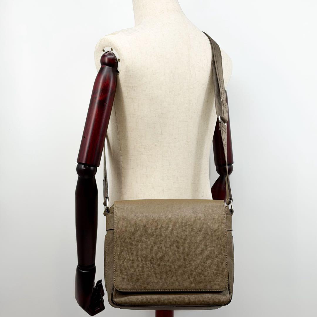 Louis Vuitton Roman PM Taiga Shoulder Bag Grizzly 2-Way Leather — view 4