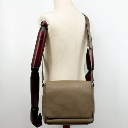 Louis Vuitton Roman PM Taiga Shoulder Bag Grizzly 2-Way Leather — view 4