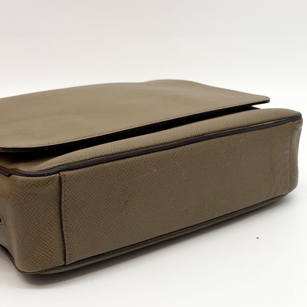 Louis Vuitton Roman PM Taiga Shoulder Bag Grizzly 2-Way Leather — view 7