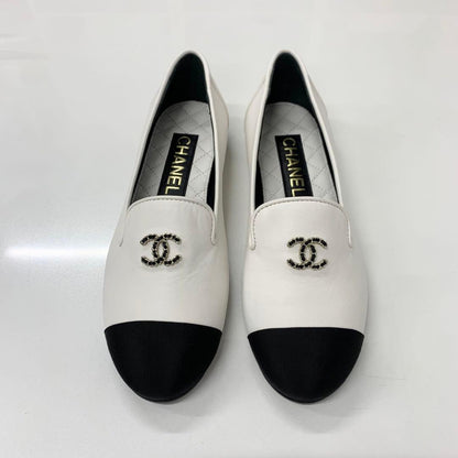 Chanel CC Logo Leather Bicolor Loafers White Black — view 2