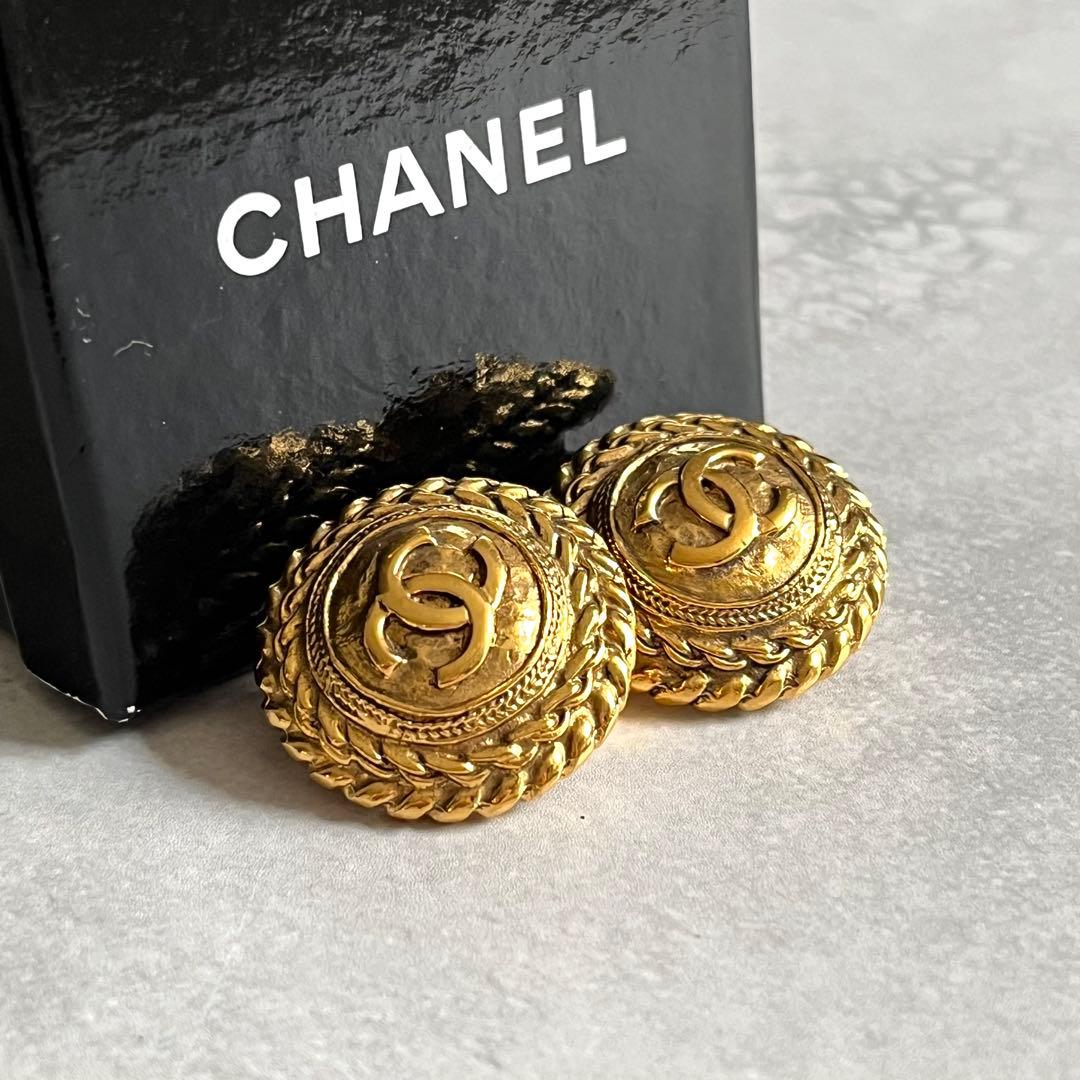 Chanel CC Logo Round Earrings Gold