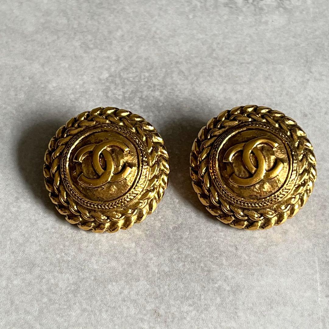 Chanel CC Logo Round Earrings Gold — view 2