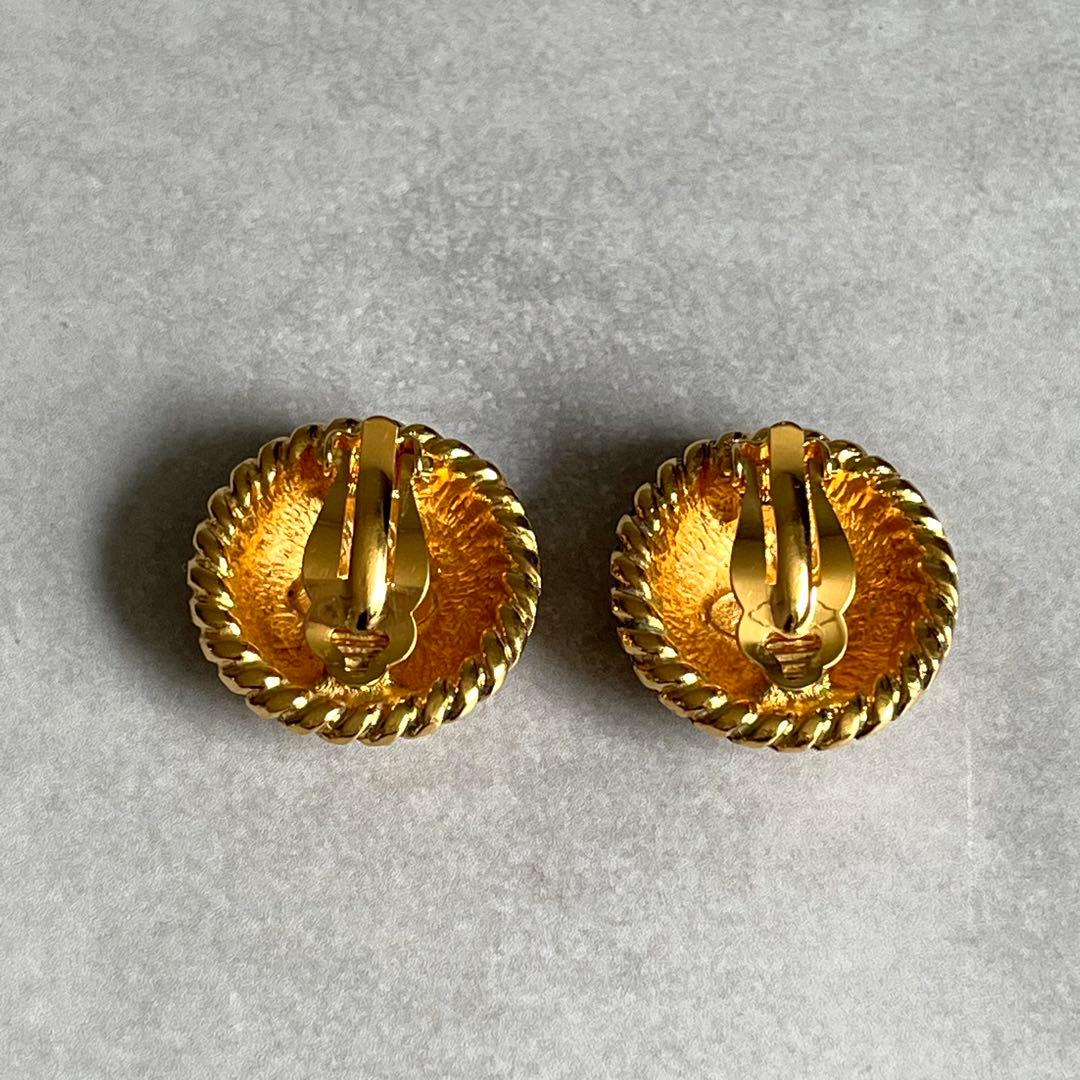 Chanel CC Logo Round Earrings Gold — view 3