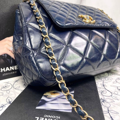 Chanel Quilted Chain Shoulder Bag Lambskin — view 4