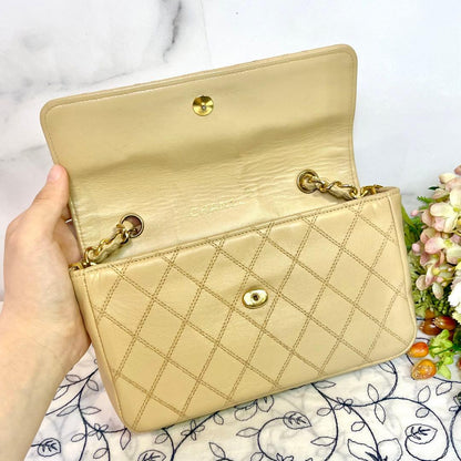 Chanel Jumbo CC Logo Chain Shoulder Bag Quilted — view 9