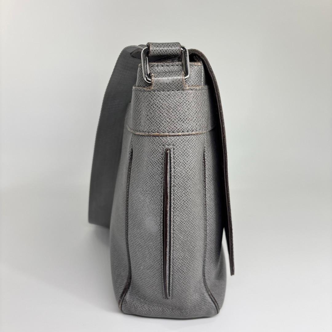 Louis Vuitton Taiga Romain MM M32623 Leather Shoulder Bag