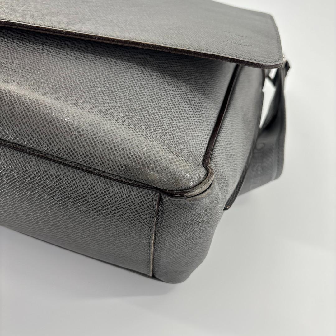 Louis Vuitton Taiga Romain MM M32623 Leather Shoulder Bag