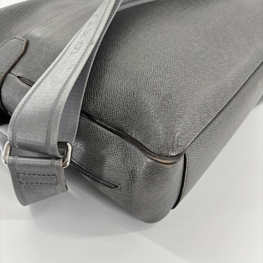 Louis Vuitton Taiga Romain MM M32623 Leather Shoulder Bag