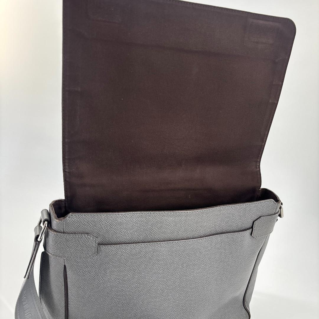 Louis Vuitton Taiga Romain MM M32623 Leather Shoulder Bag