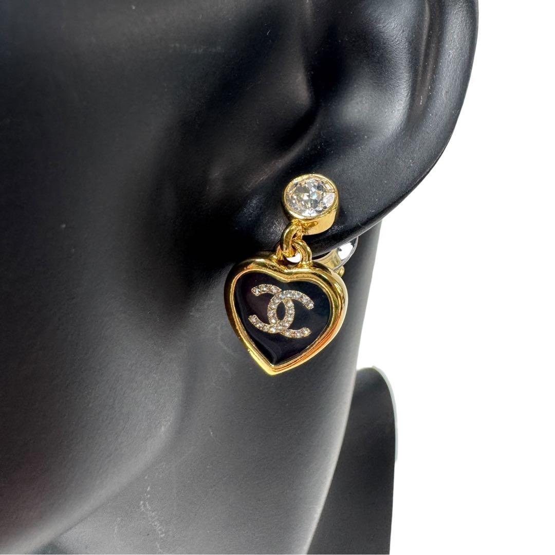 Chanel Earrings CC Logo Heart Black Gold — view 2