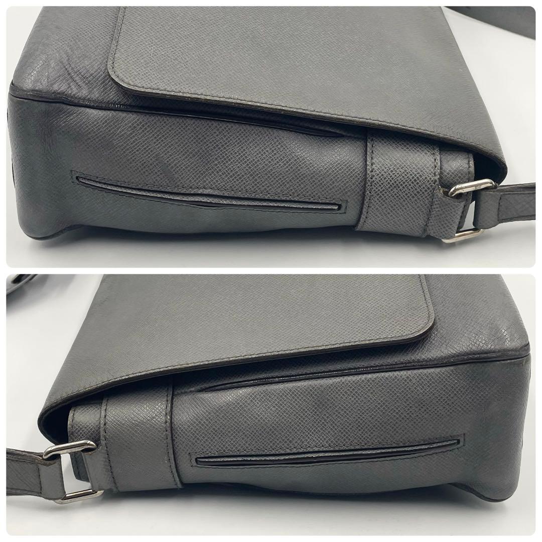 Louis Vuitton Taiga Romain MM Glacier Shoulder Bag Crossbody