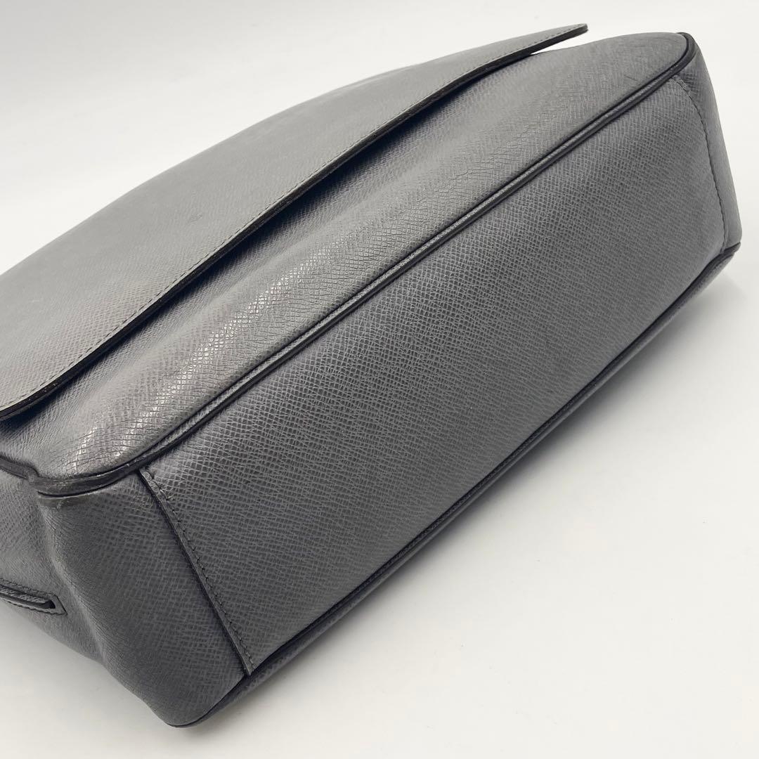 Louis Vuitton Taiga Romain MM Glacier Shoulder Bag Crossbody