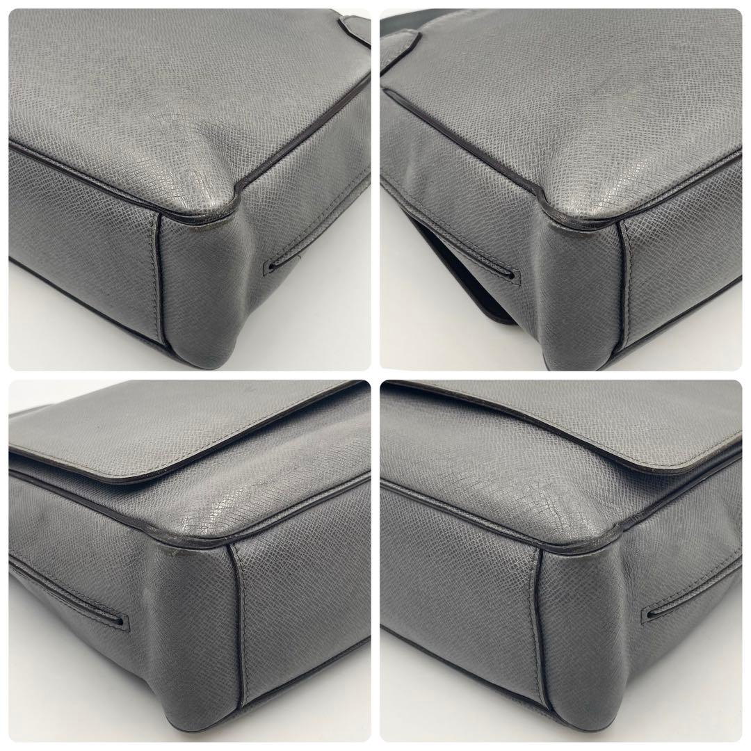 Louis Vuitton Taiga Romain MM Glacier Shoulder Bag Crossbody