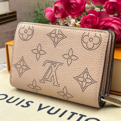 Louis Vuitton Portefeuille Clair Mahina Bifold Wallet — view 2