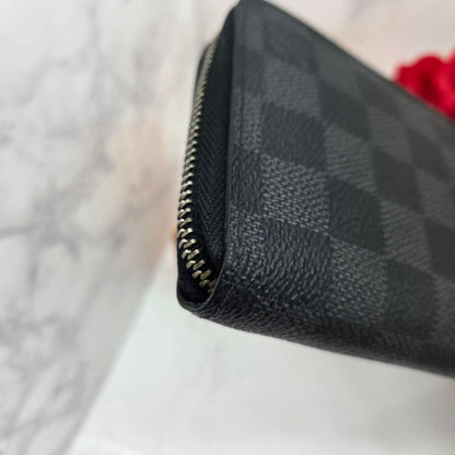 Louis Vuitton Zippy Wallet Damier Graphite — view 4