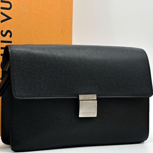 Louis Vuitton Selenga Taiga Clutch Leather