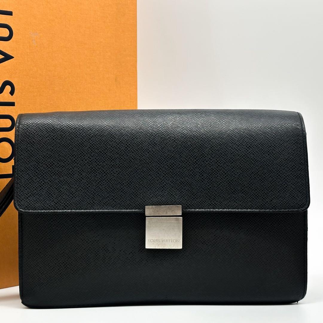 Louis Vuitton Selenga Taiga Clutch Leather — view 2