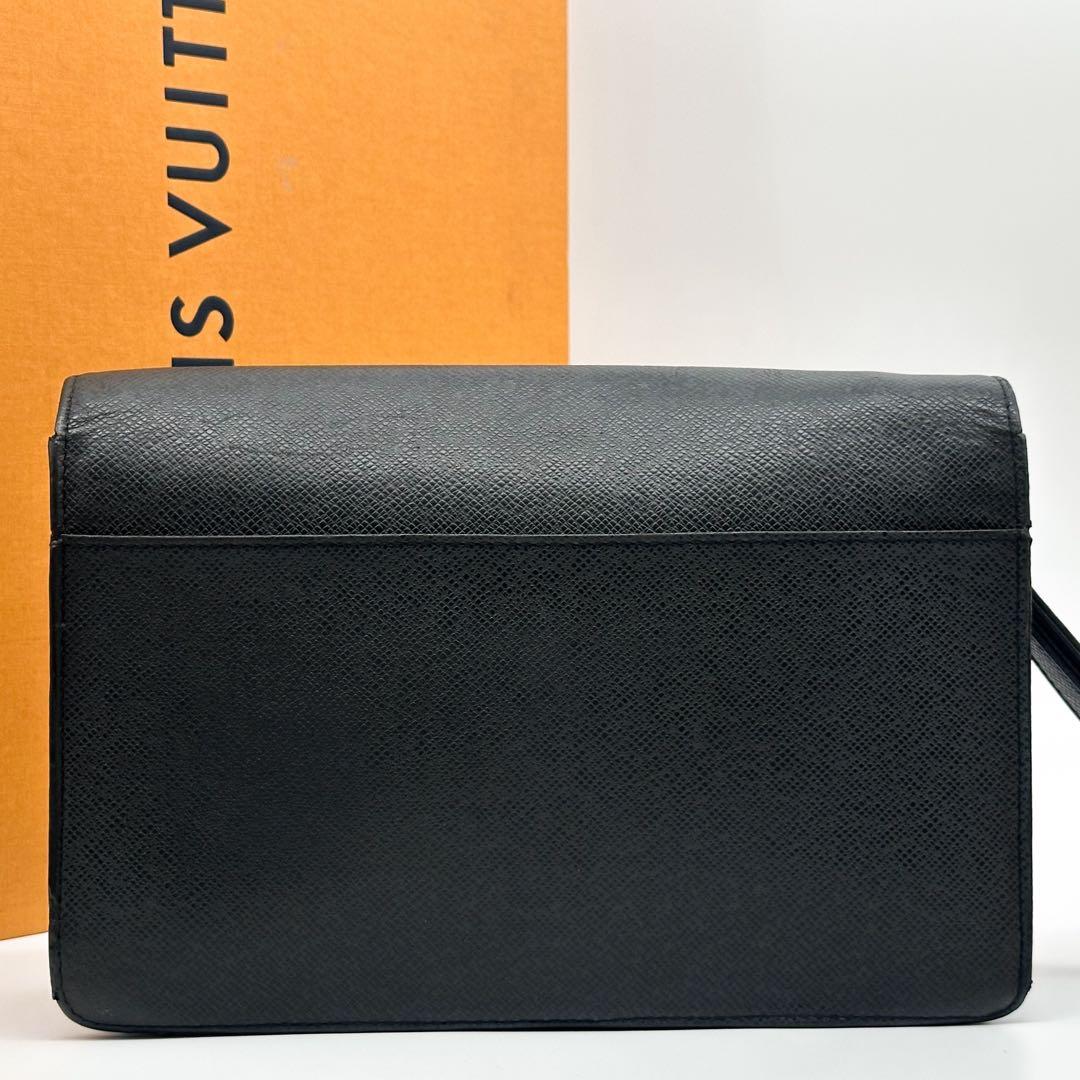 Louis Vuitton Selenga Taiga Clutch Leather — view 3