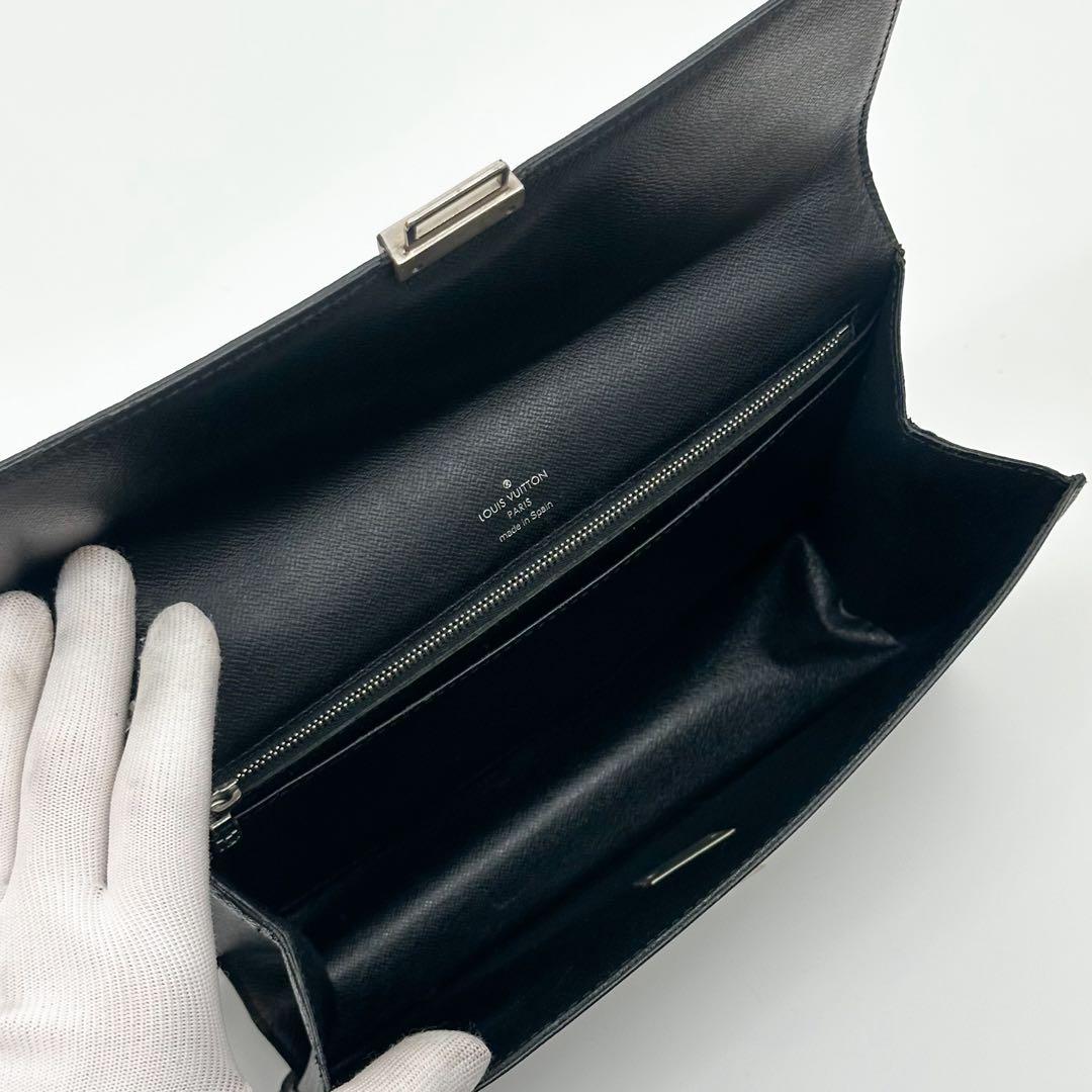 Louis Vuitton Selenga Taiga Clutch Leather — view 8