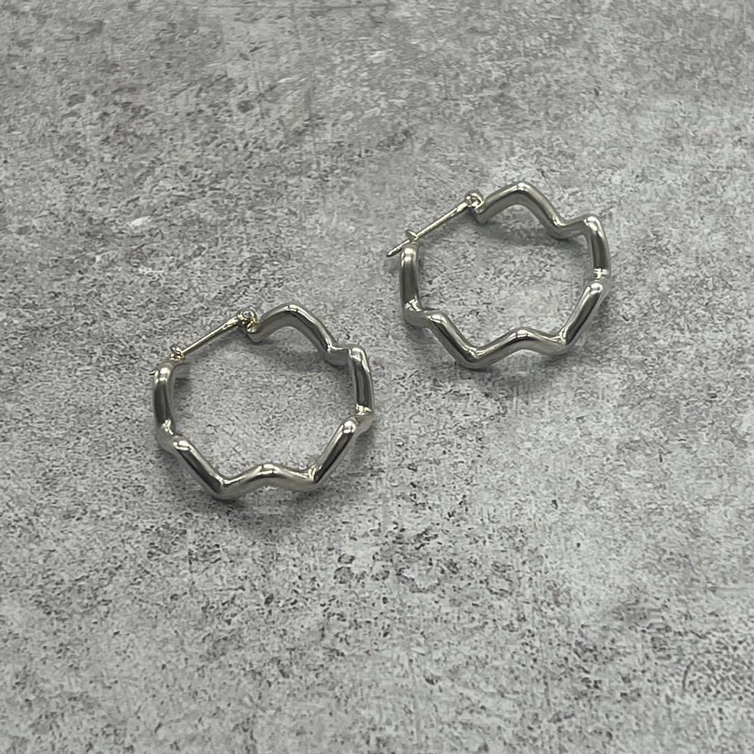 Tiffany & Co Paloma Picasso Wave Hoop Earrings Zigzag