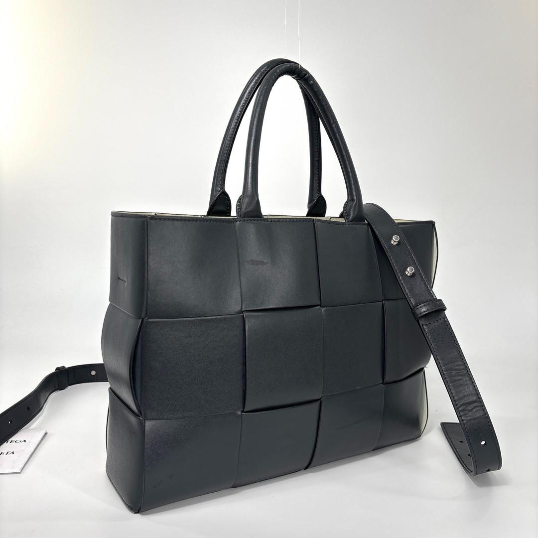 Bottega Veneta Super Maxi Intrecciato Arco Tote — view 3