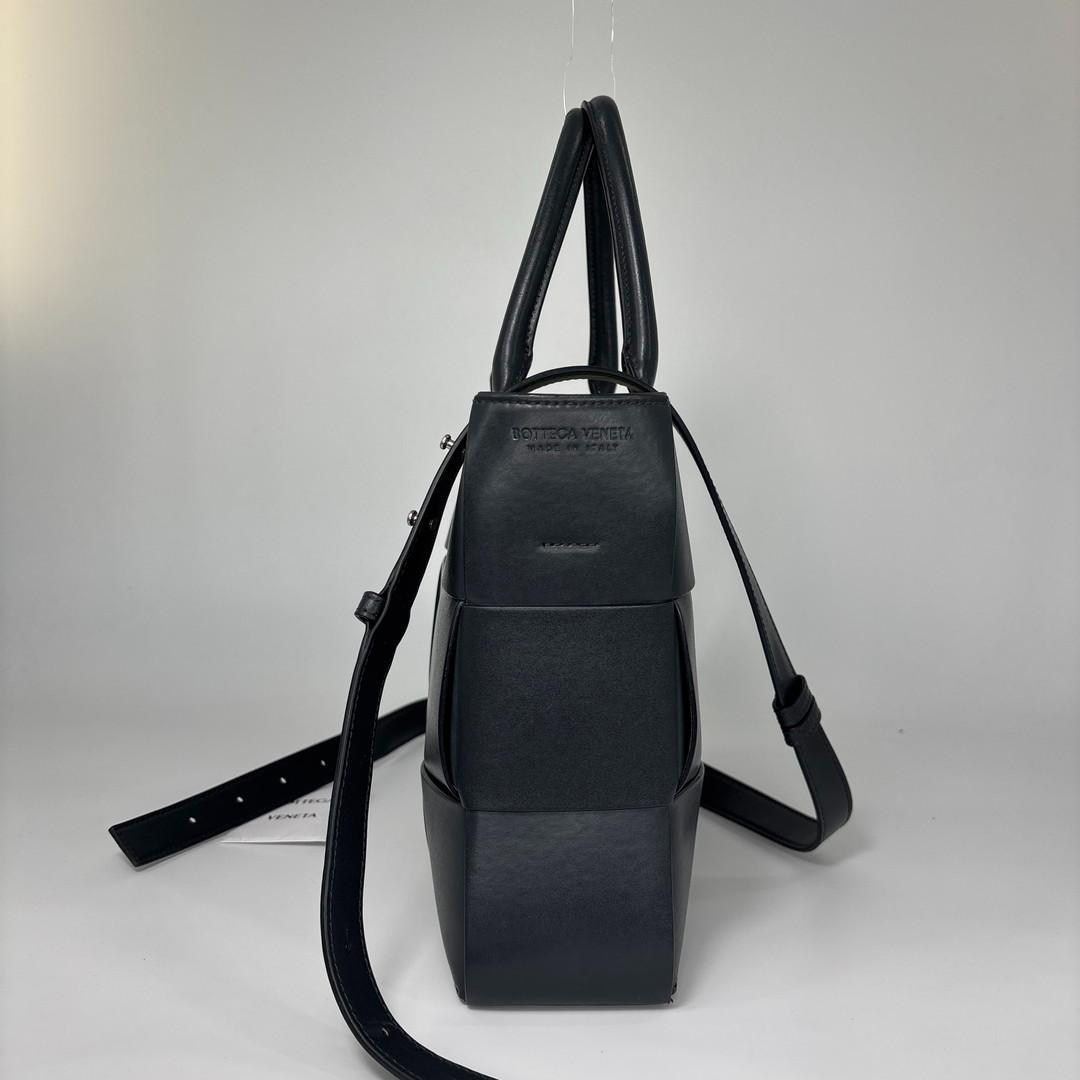 Bottega Veneta Super Maxi Intrecciato Arco Tote — view 4