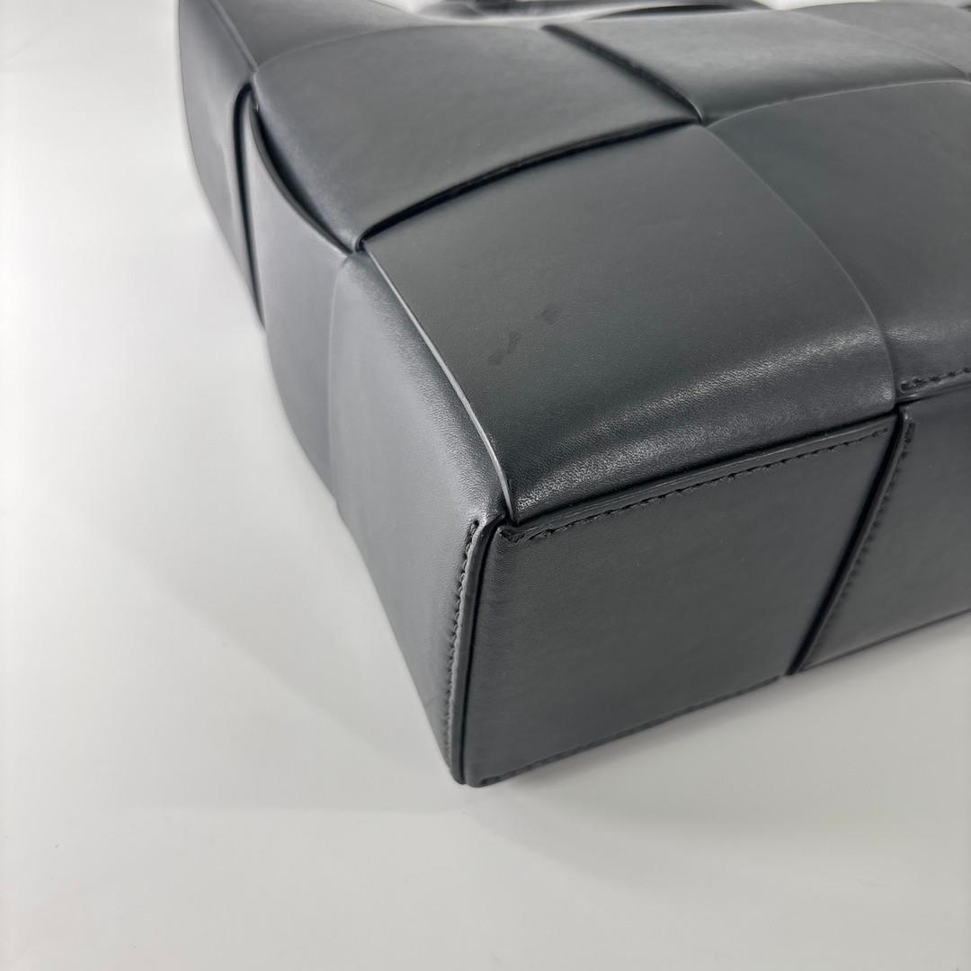 Bottega Veneta Super Maxi Intrecciato Arco Tote — view 7