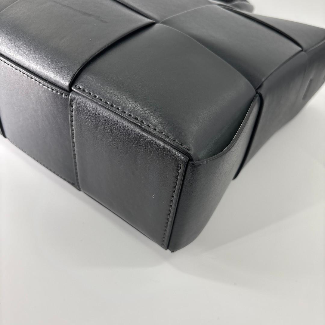 Bottega Veneta Super Maxi Intrecciato Arco Tote — view 8