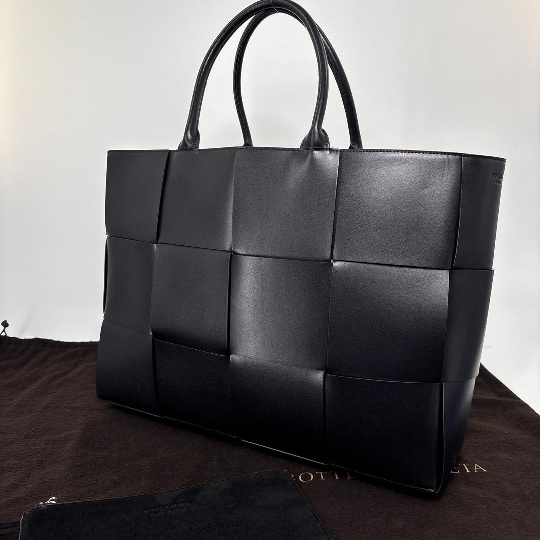 Bottega Veneta Arco Intrecciato Black Tote — view 2