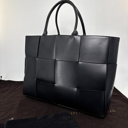 Bottega Veneta Arco Intrecciato Black Tote — view 2