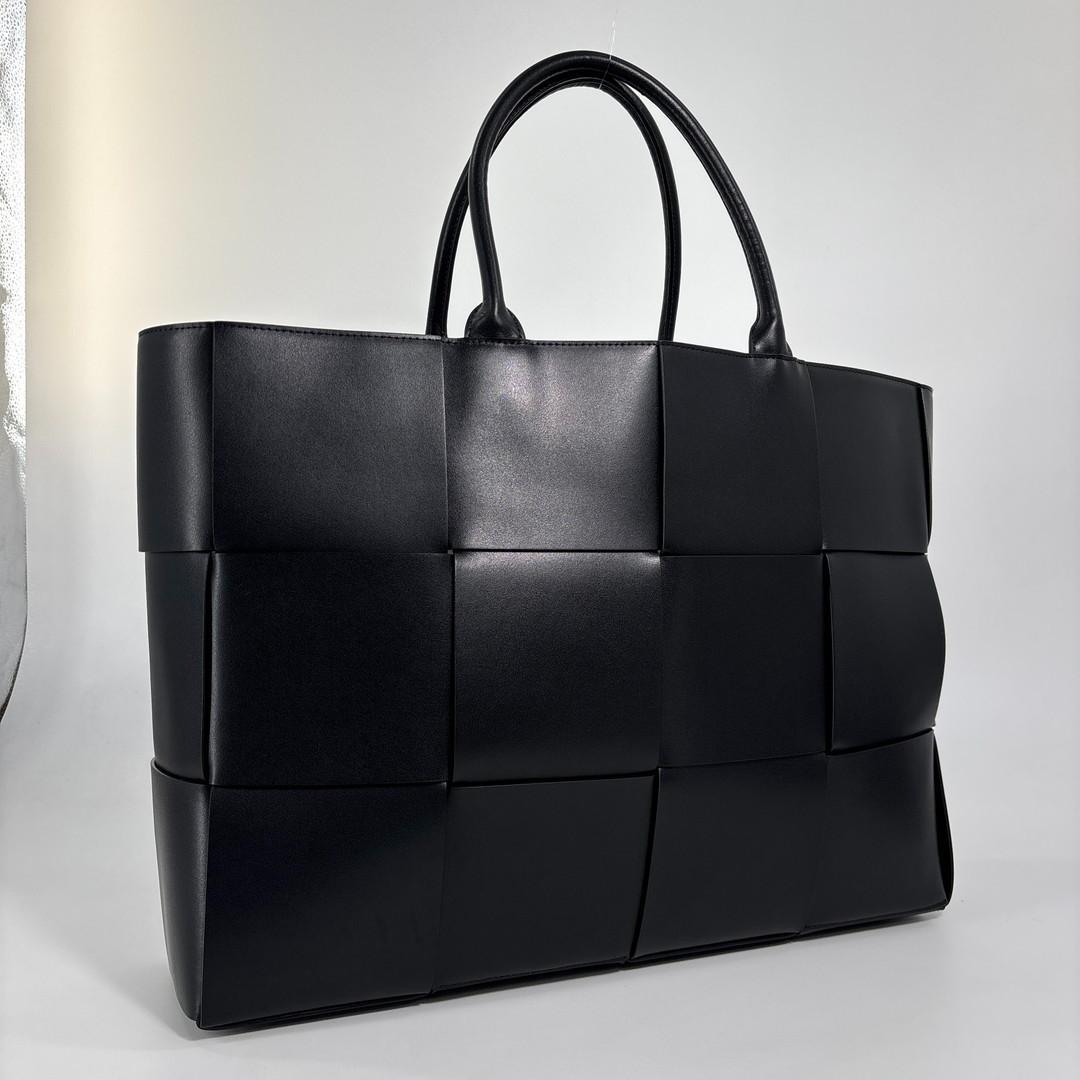 Bottega Veneta Arco Intrecciato Black Tote — view 3