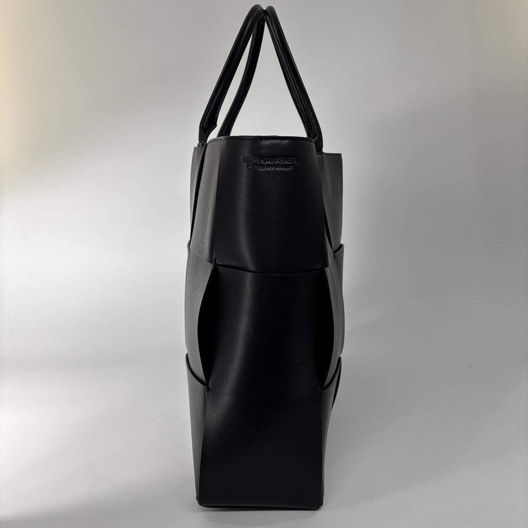 Bottega Veneta Arco Intrecciato Black Tote — view 4