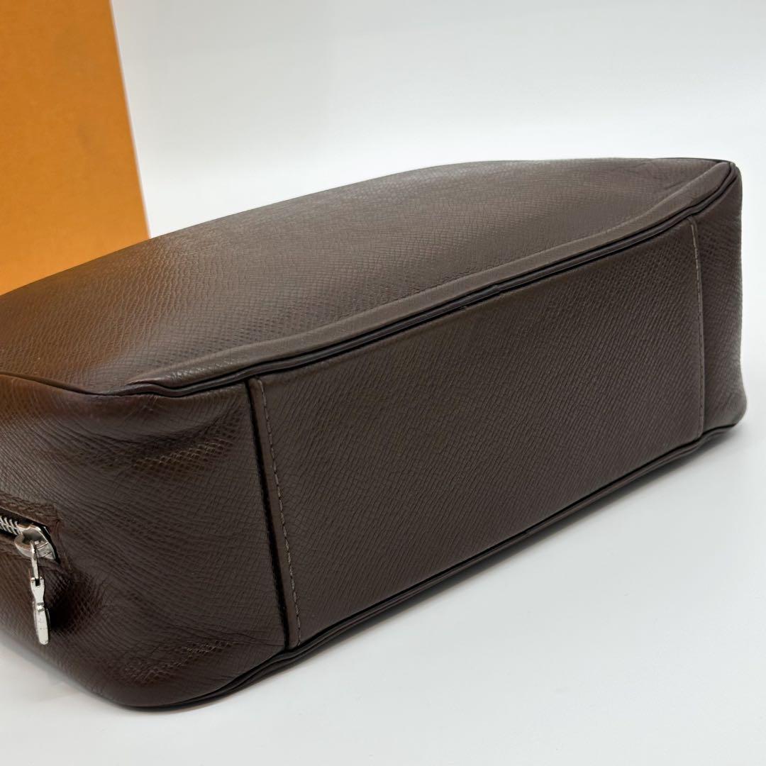 Louis Vuitton Trousse Toilette GM Taiga Second — view 5