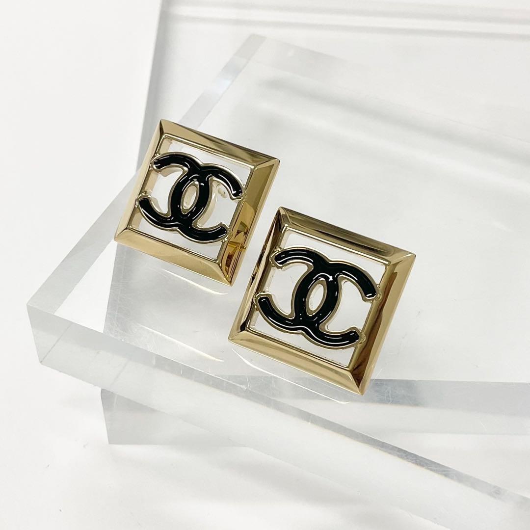 Chanel CC Logo Square Earrings Gold — view 2