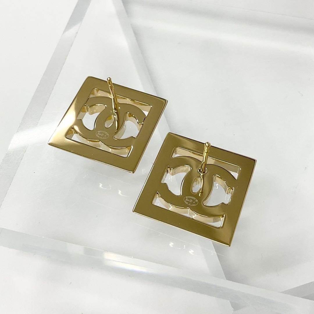 Chanel CC Logo Square Earrings Gold — view 3