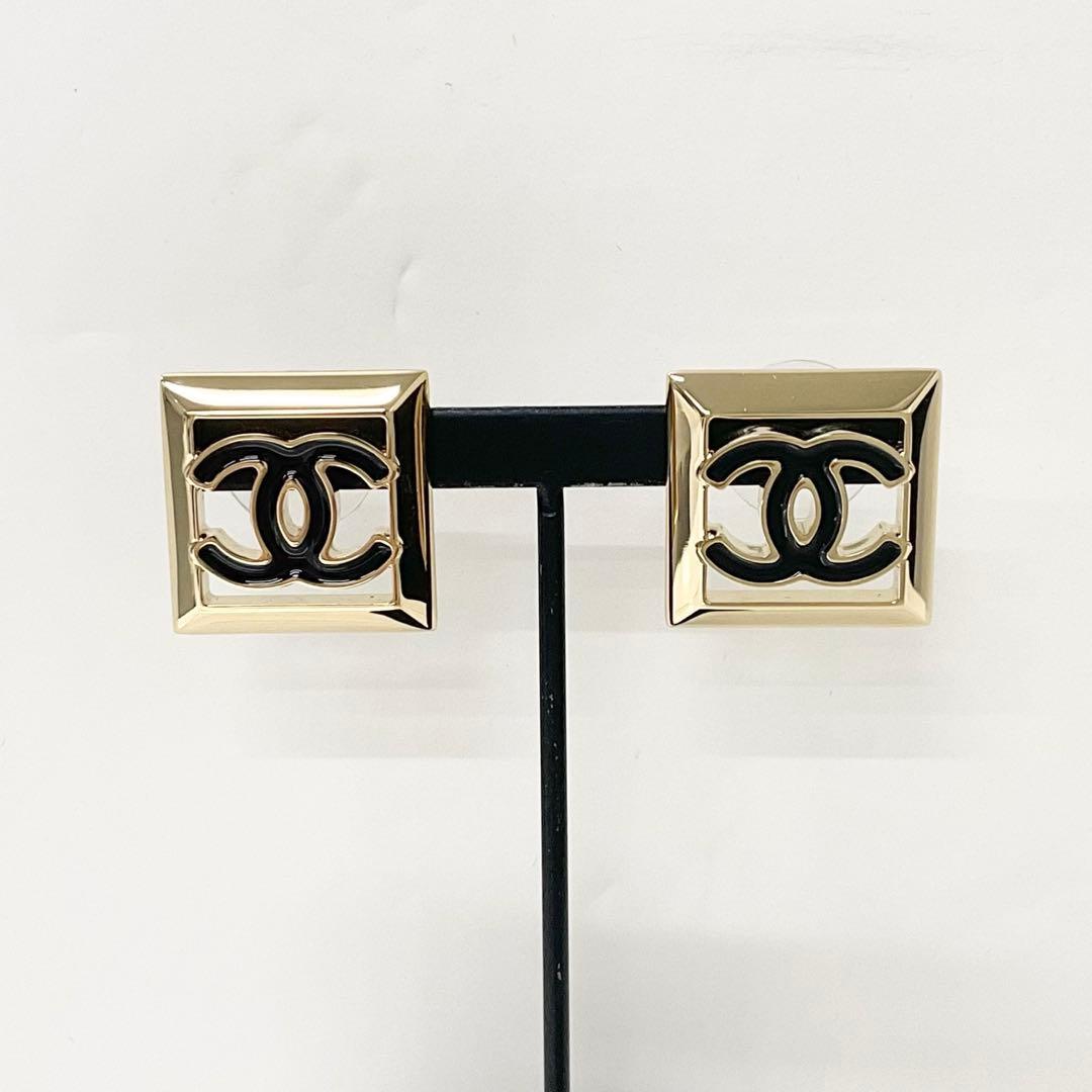Chanel CC Logo Square Earrings Gold — view 6