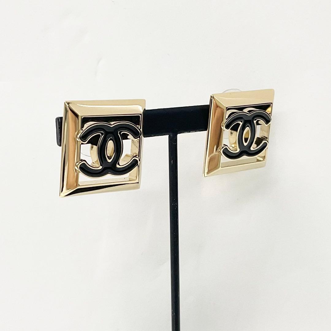 Chanel CC Logo Square Earrings Gold — view 7