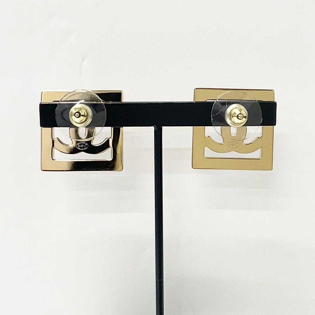 Chanel CC Logo Square Earrings Gold — view 8
