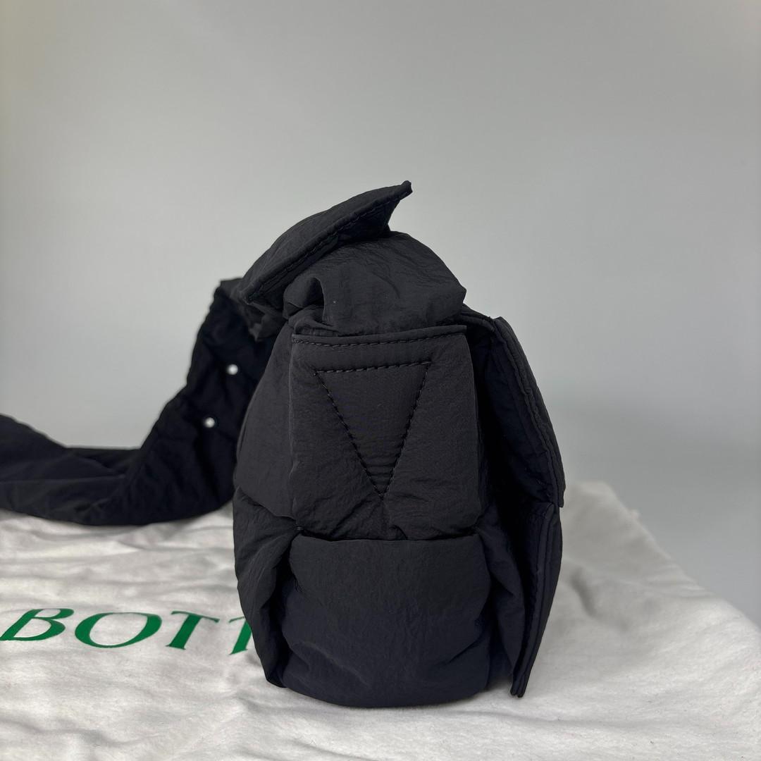 Bottega Veneta Maxi Intrecciato Cassette Shoulder Bag — view 4