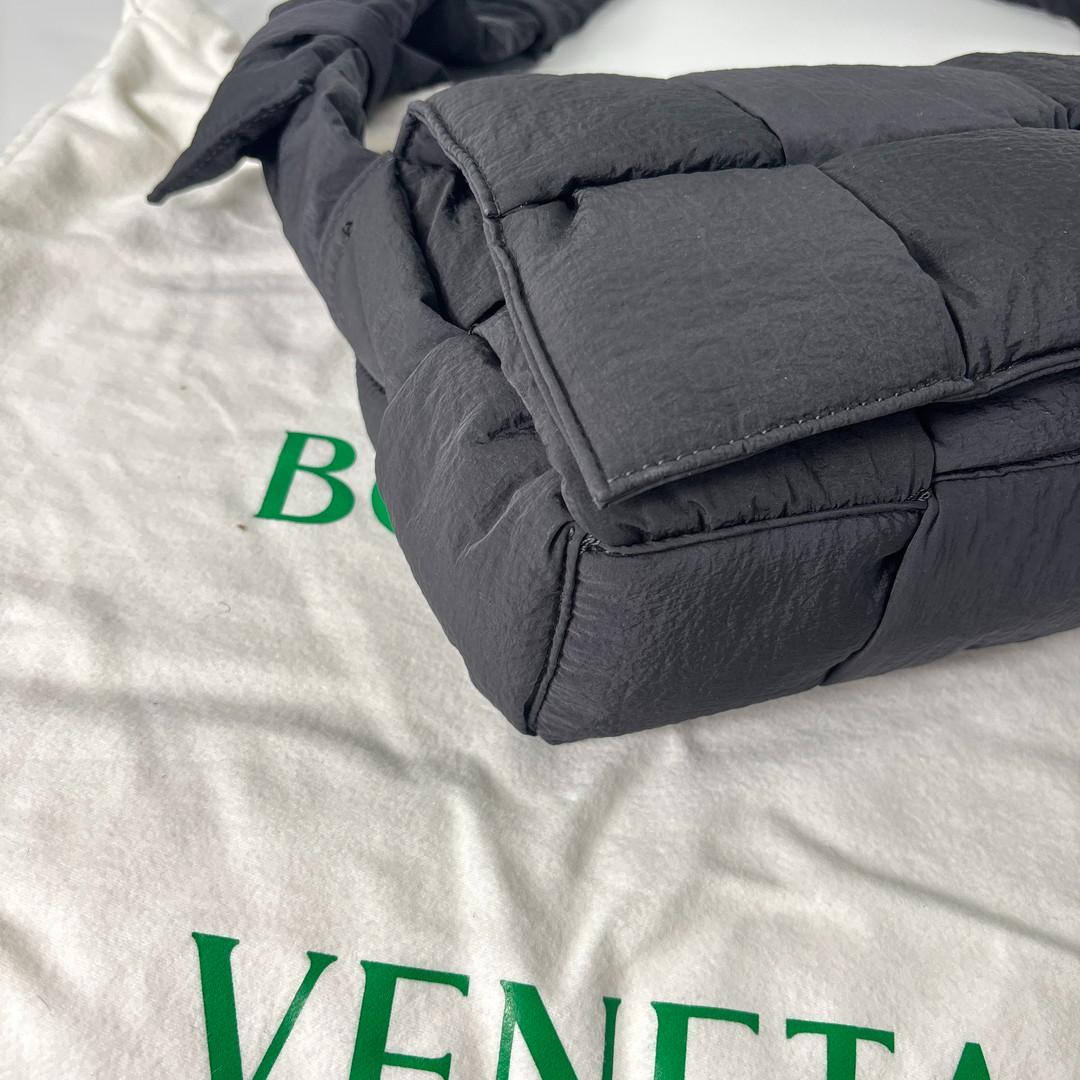 Bottega Veneta Maxi Intrecciato Cassette Shoulder Bag — view 7