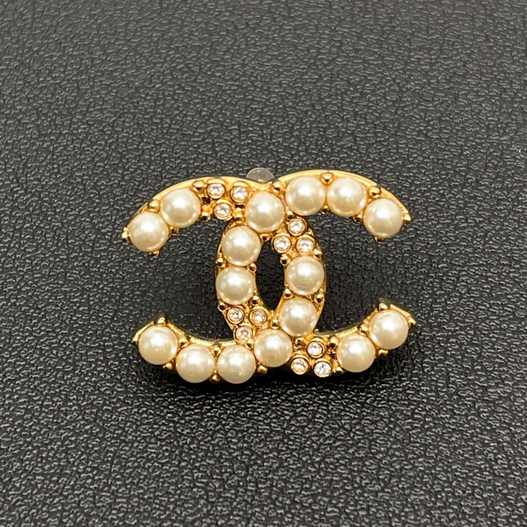 Chanel CC Logo Brooch Pearl Rhinestone Gold — view 2