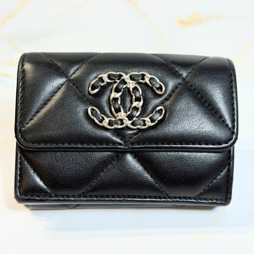 Chanel 19 Dixneuf Small Flap Wallet — view 2
