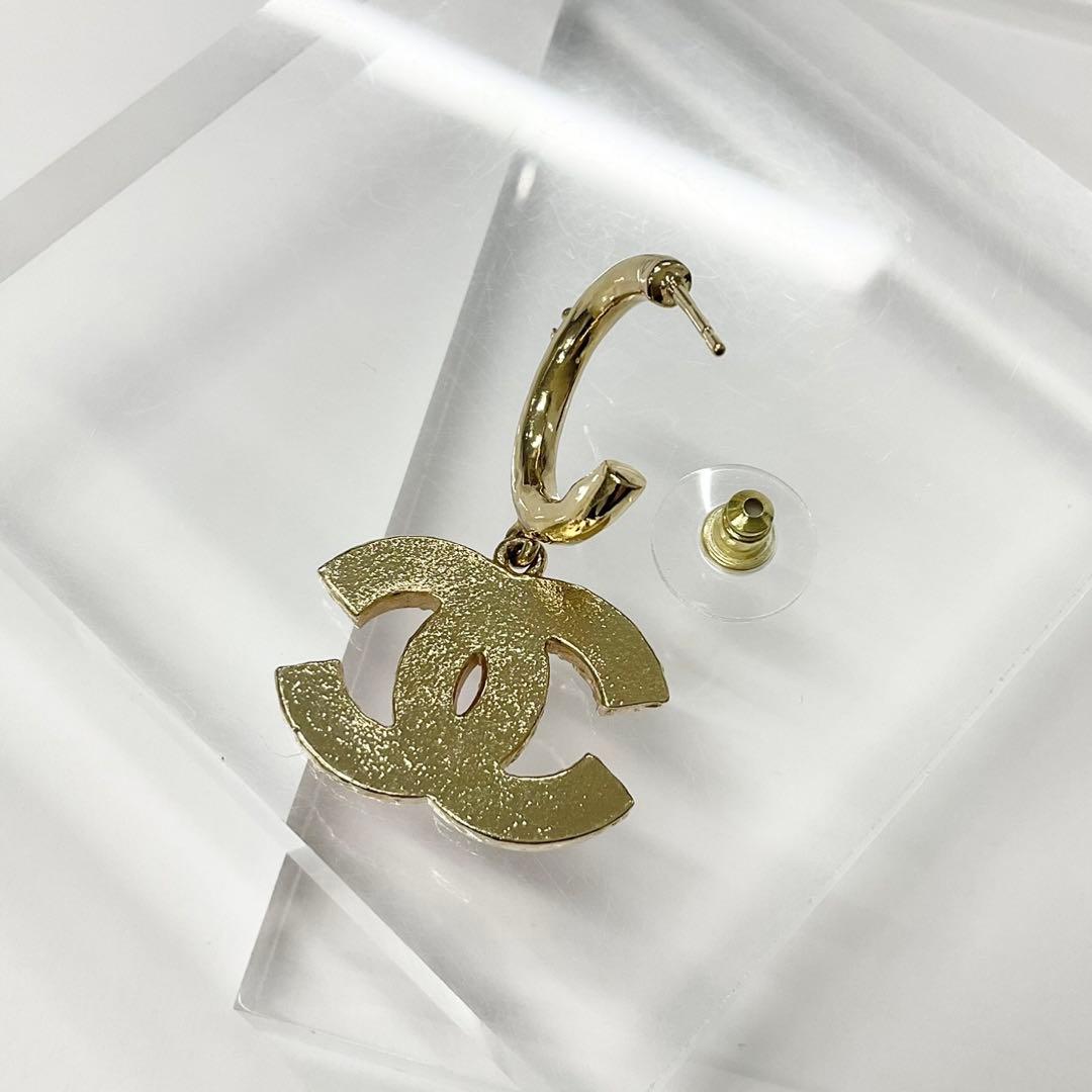 Chanel Earrings CC Logo Hoop Gold Pink — view 4