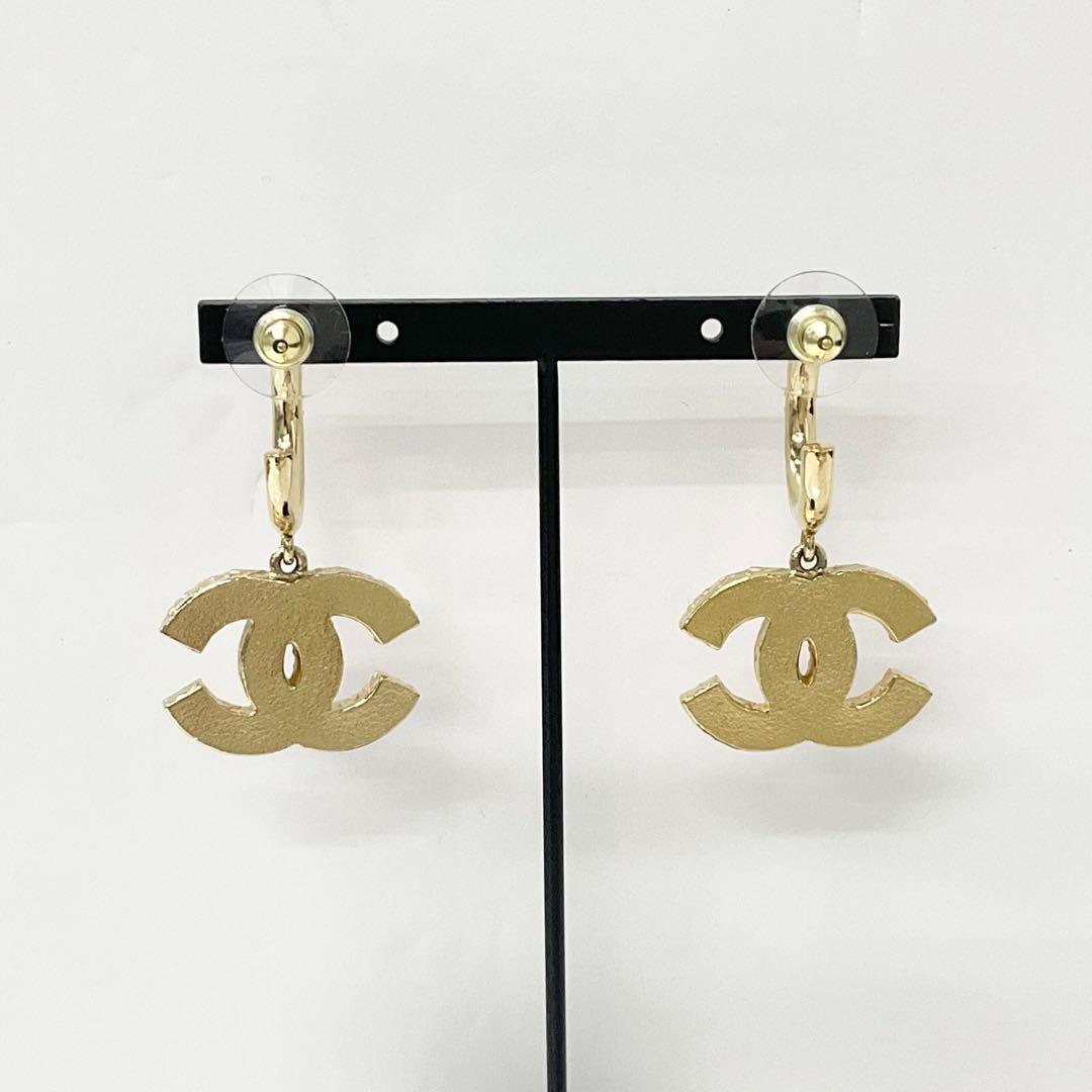 Chanel Earrings CC Logo Hoop Gold Pink — view 8
