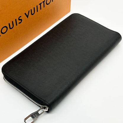 Louis Vuitton Zippy Organizer Taiga Black Round Wallet — view 4