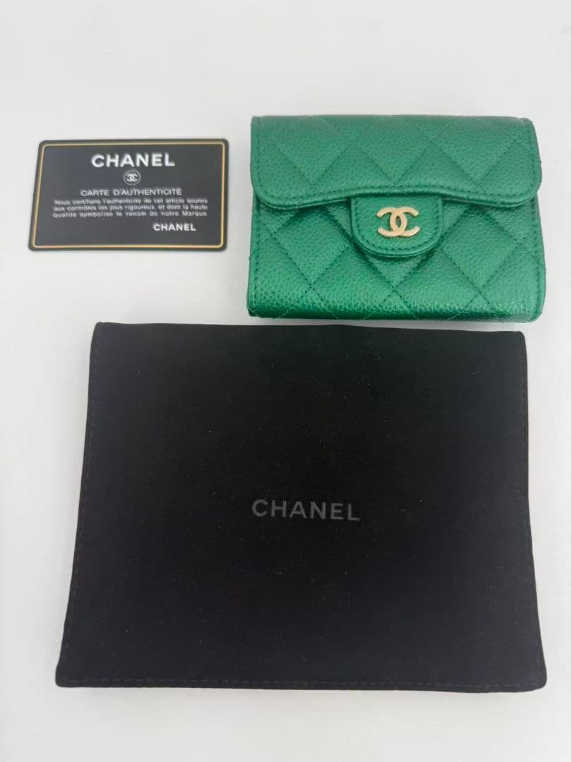 Chanel 18S Emerald Green Metallic Caviar Leather Card Case