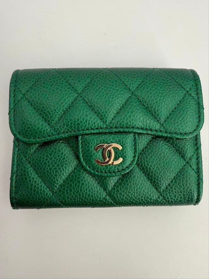 Chanel 18S Emerald Green Metallic Caviar Leather Card Case — view 2