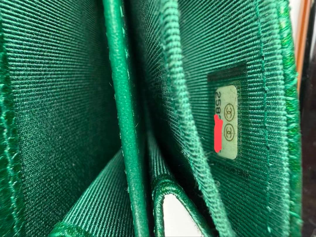 Chanel 18S Emerald Green Metallic Caviar Leather Card Case — view 7